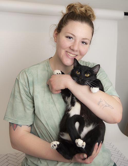 Enlarge Moira, a ADOPTABLE Tuxedo in Chicago, IL image 3/6